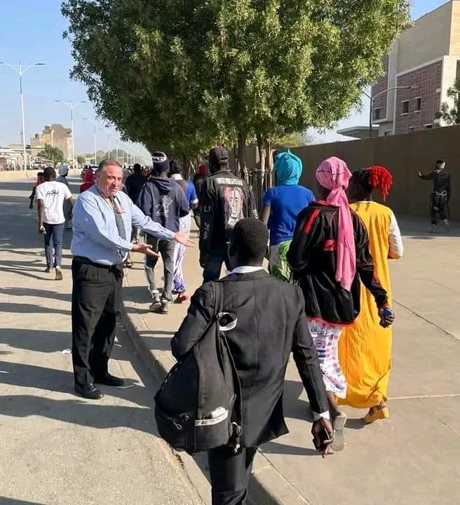 Laskaris autorise le public à marché sur le trottoir de l’ambassade des États-Unis