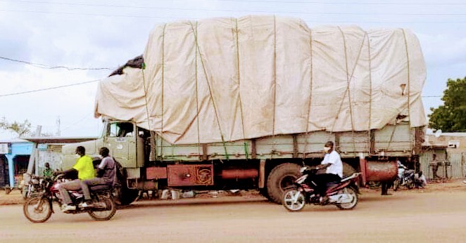 Tchad/Sécurité routière : Les propriétaires des camions gros-porteurs continuent de défier l’arrêté de la Mairie de N’Djamena, interdisant leurs circulations en plein jour.