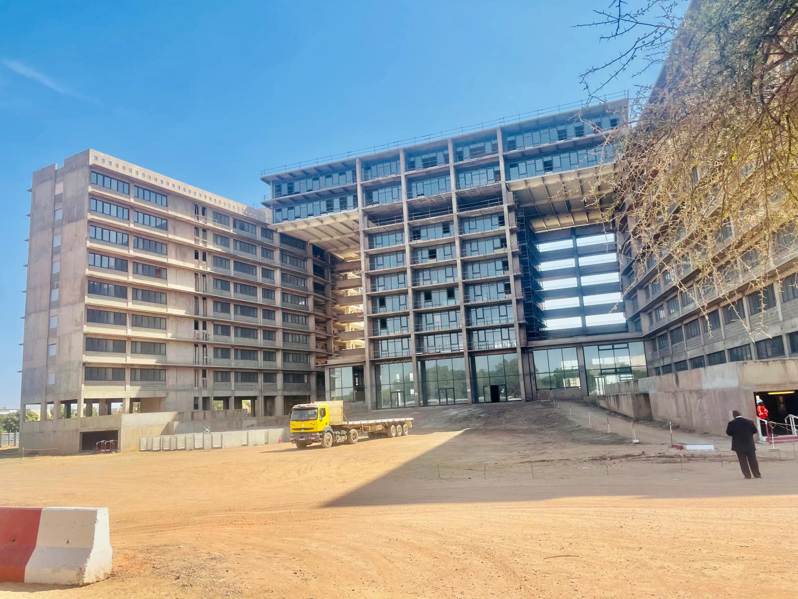 Visite du ministre des infrastructures au chantier du bâtiment devant abrité le ministère des finances