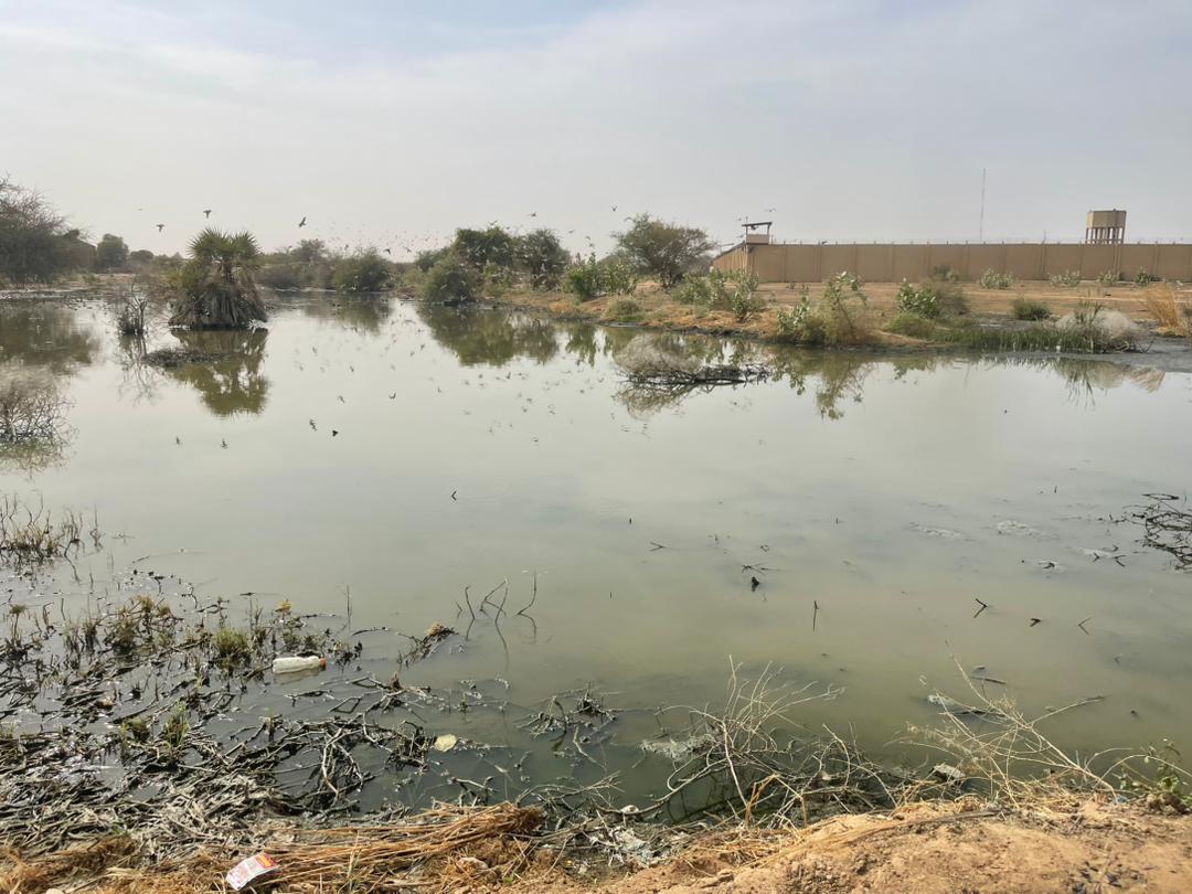 Les eaux usées de la Maison d’Arrêt de Klessoum déversées en plein nature