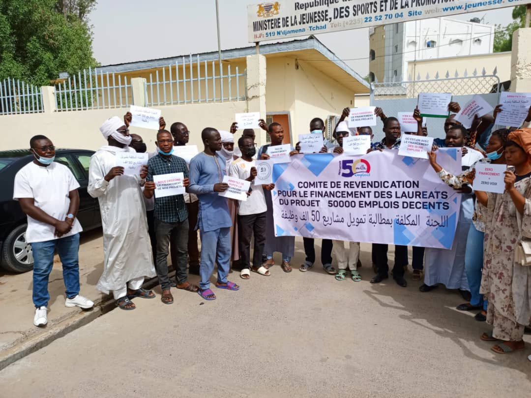 Tchad-emploi : des jeunes en instance de financement du projet “INITIATIVE 50.000 EMPLOIS” ont fait un sit-in devant le ministère de la jeunesse