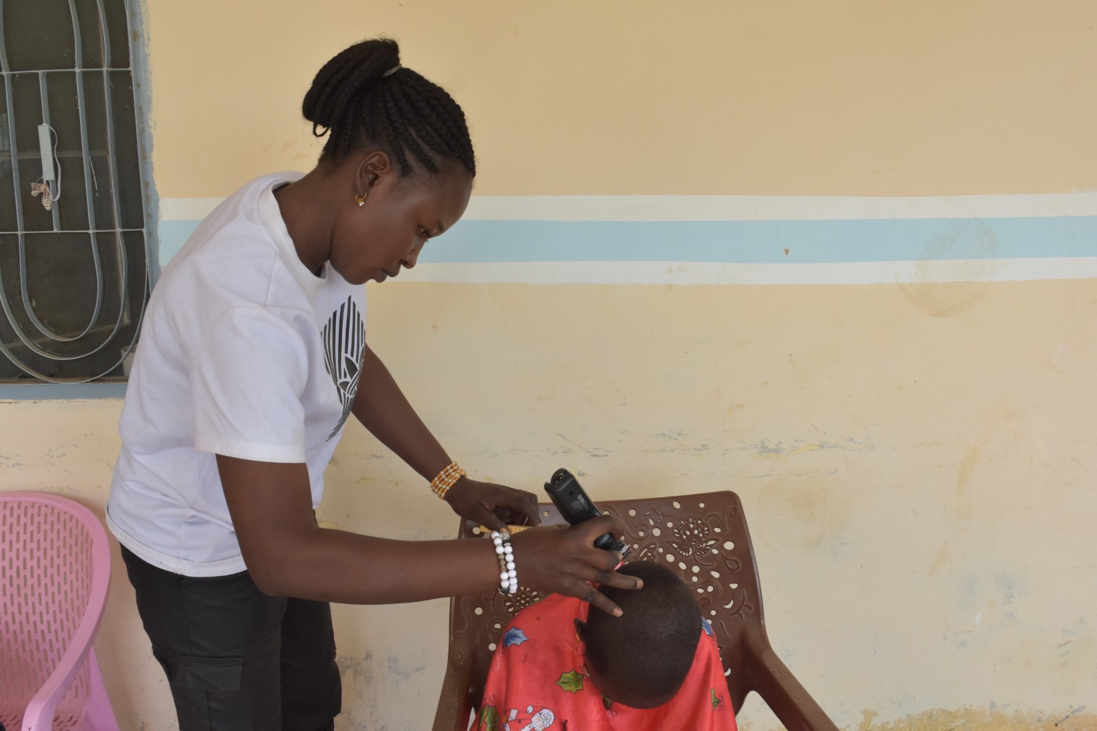 Tchad-Portrait : Modjiromta Boul Angèle, la femme qui coupe les cheveux des hommes