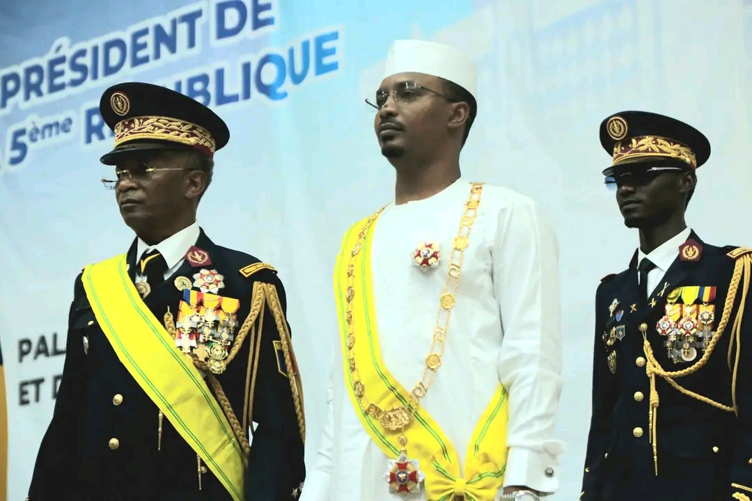 Mahamat Idriss Deby Itno investi Président de la République, inaugurant la 5ème République du Tchad