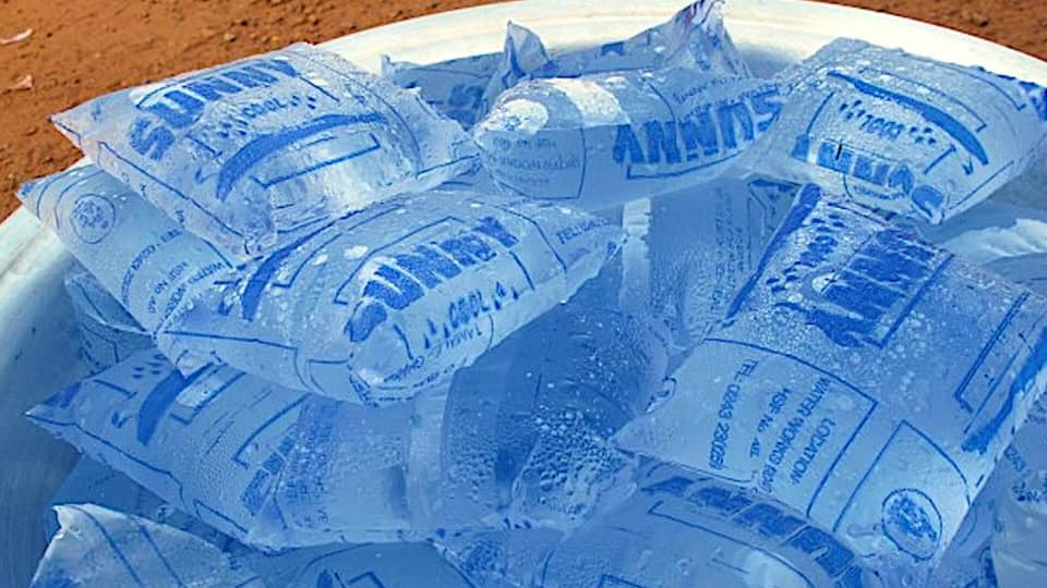 Tchad Santé/Environnement : Le Commerce d’eau en sachets plastiques persiste malgré son interdiction officielle.