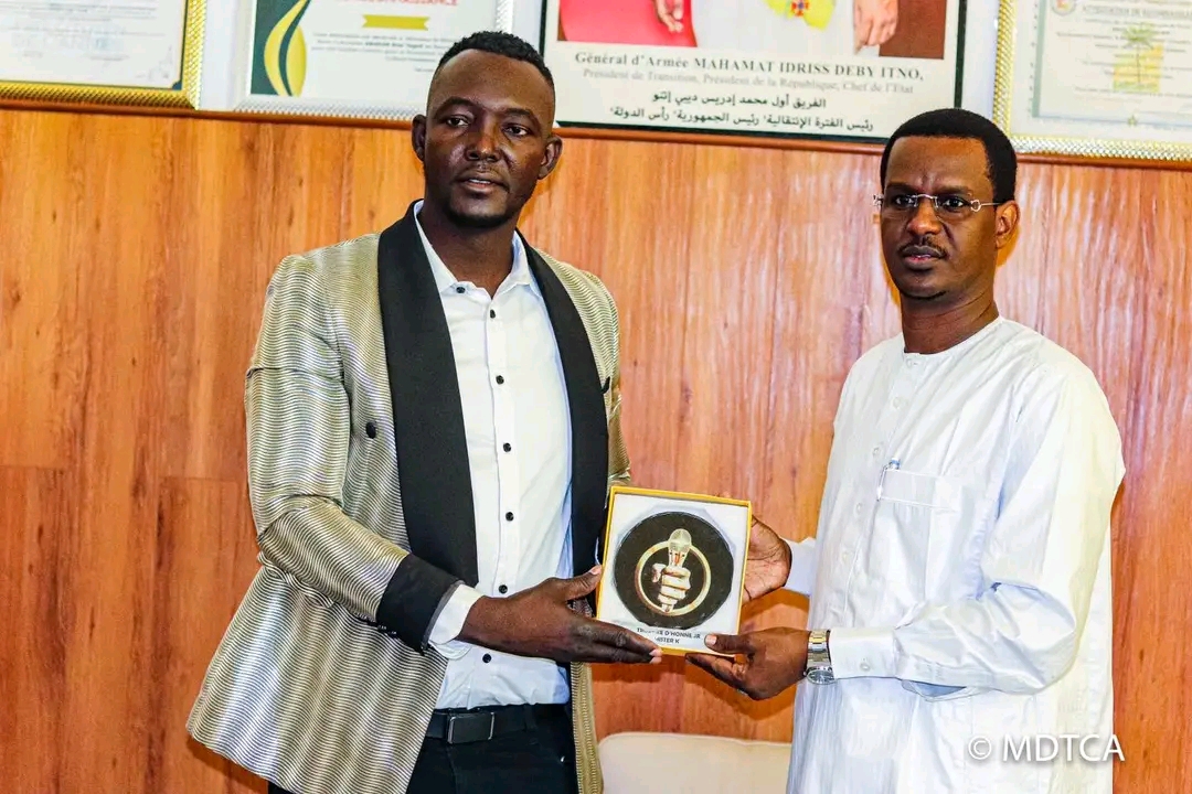 Tchad-Culture : Le rappeur Master K Présente son Trophée au Ministre Abakar Rozzi Teguil