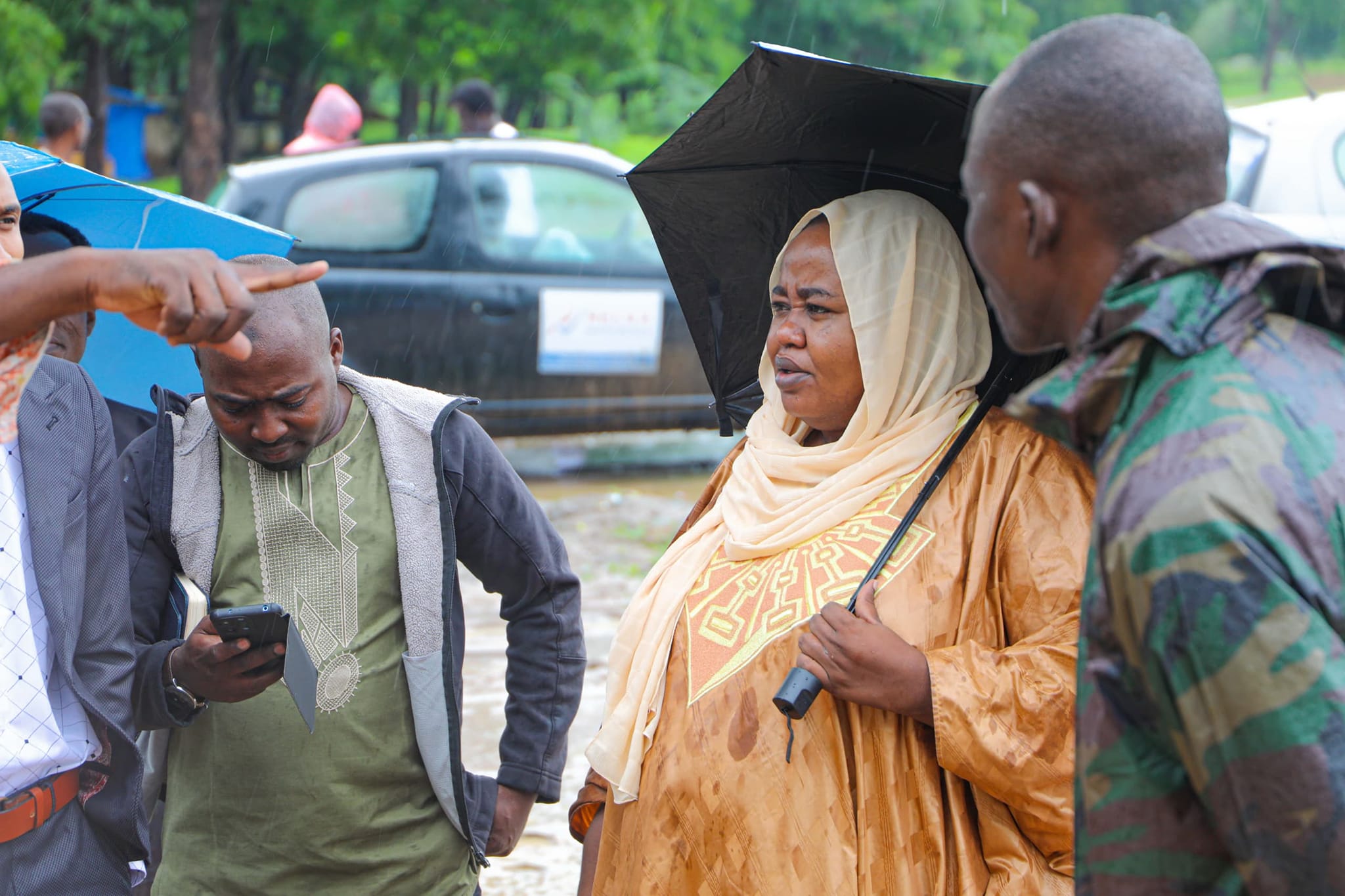 Inondations à N’Djamena : La Ministre Fatimé Boukar Kossei a supervisé l’installation des abris pour les sinistrés à Farcha Mélézi