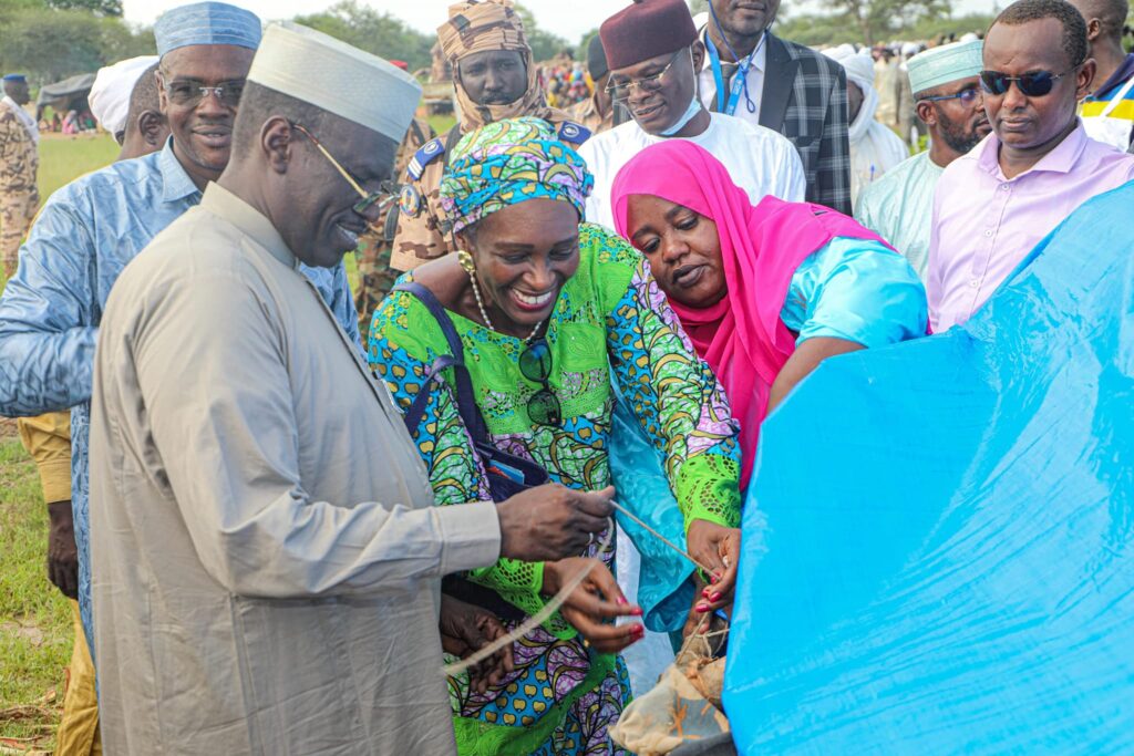 Distribution de vivres aux sinistrés : La Ministre de l’Action Sociale en visite à Koukou-Angarana