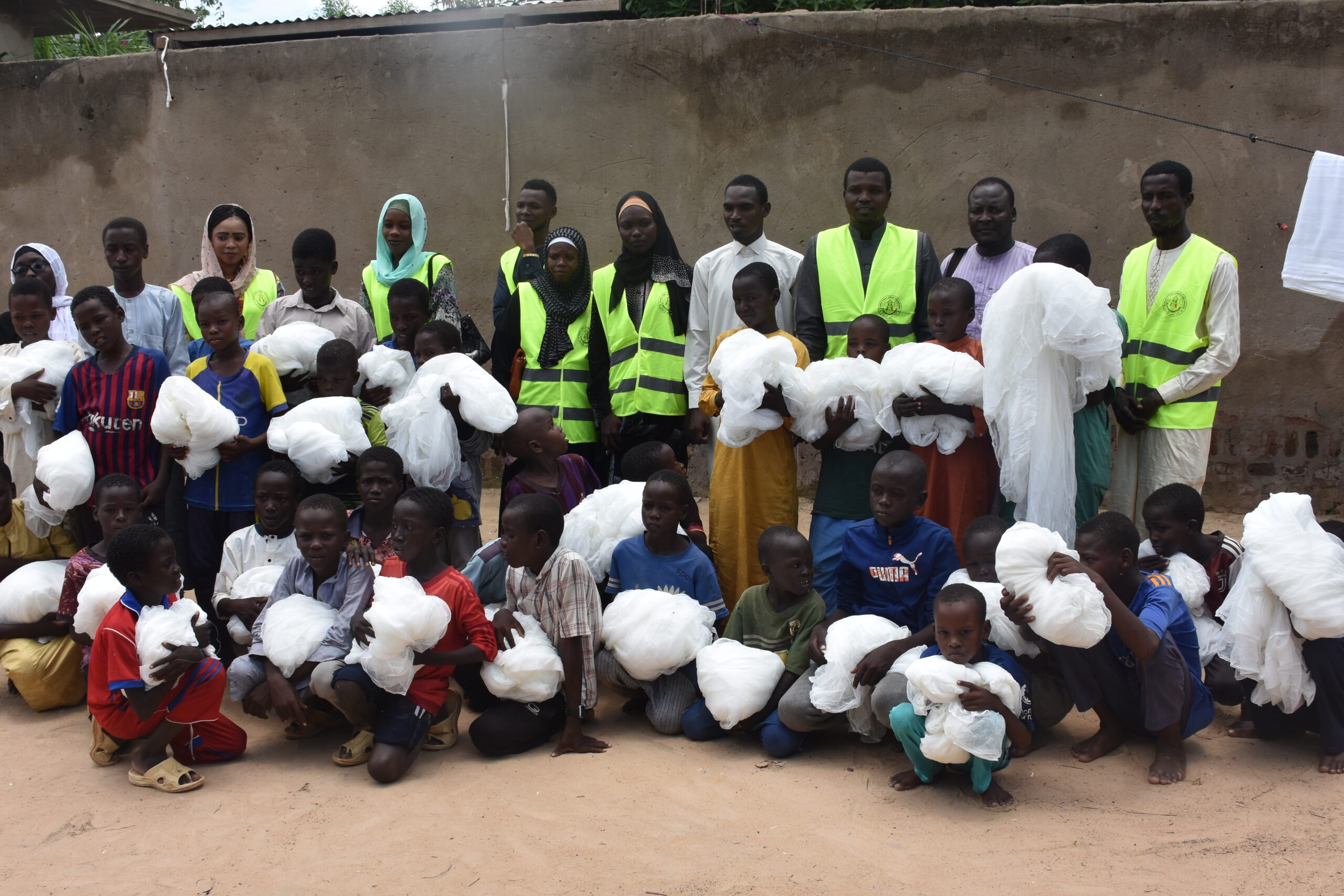 Tchad : L’Association “Maison pour l’Amour des Enfants” Offre des Moustiquaires à l’École Coranique Said Ibno Zeb à N’Djamena