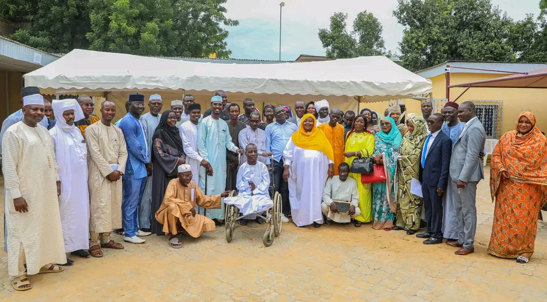 Social : Le Président de la République offre quatre bourses d’études à des étudiants handicapés.