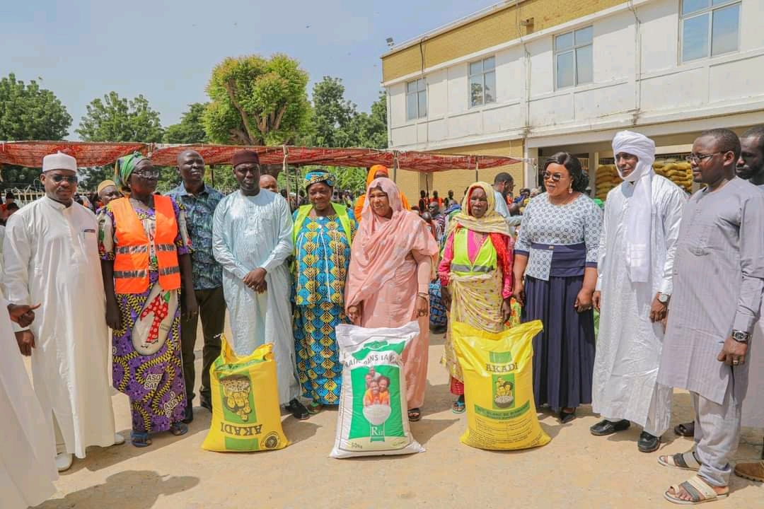 Action sociale : Distribution de vivres aux femmes balayeuses de Ndjamena : Un geste de solidarité du Ministère de l’Action Sociale