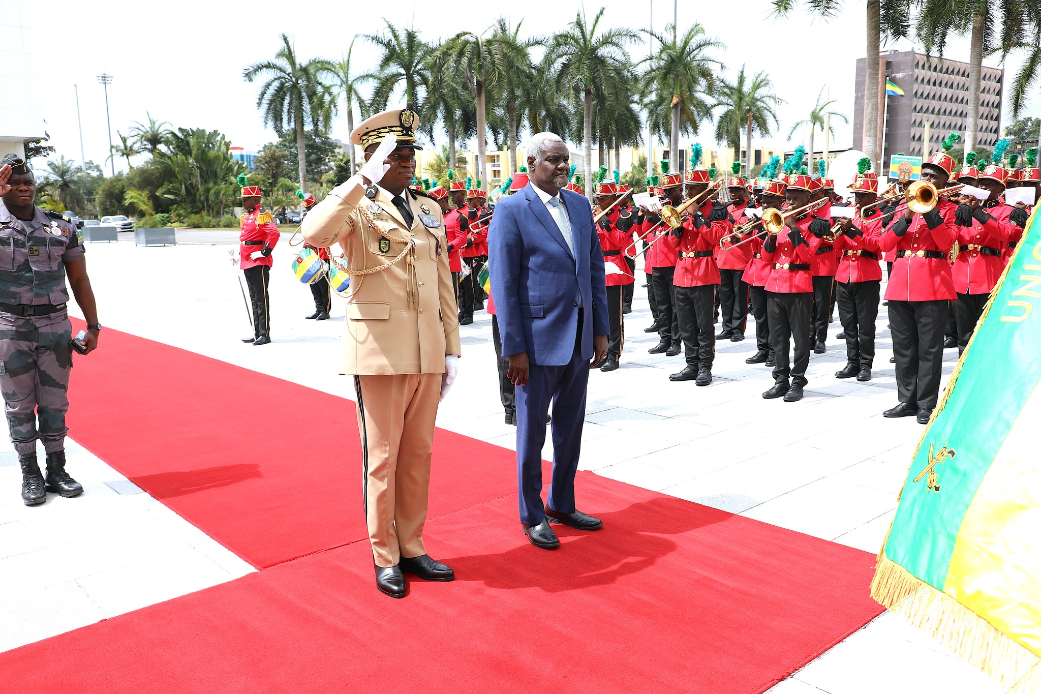 Visite officielle de Moussa Faki Mahamat au Gabon : La transition politique et les sanctions au centre des discussions