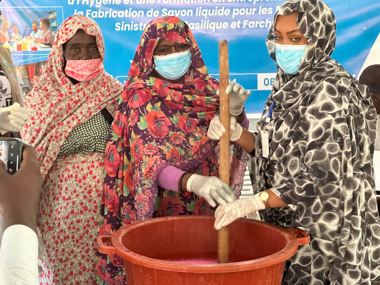 Formation en fabrication de savon pour les femmes sinistrées des inondations à N’Djamena : une initiative pour l’autonomisation