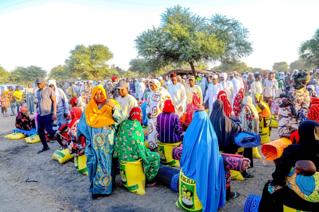 Solidarité Nationale : Fatimé Boukar Kossei aux côtés des déplacés de Karal