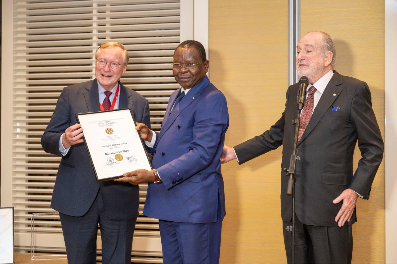 Le Premier Ministre Allah-Maye Halina reçoit une distinction au Forum Crans Montana à Genève