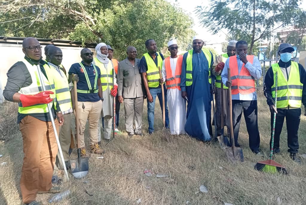 Une journée de salubrité au Ministère de l’Éducation : Le SET de N'Djamena s’engage pour un environnement propre