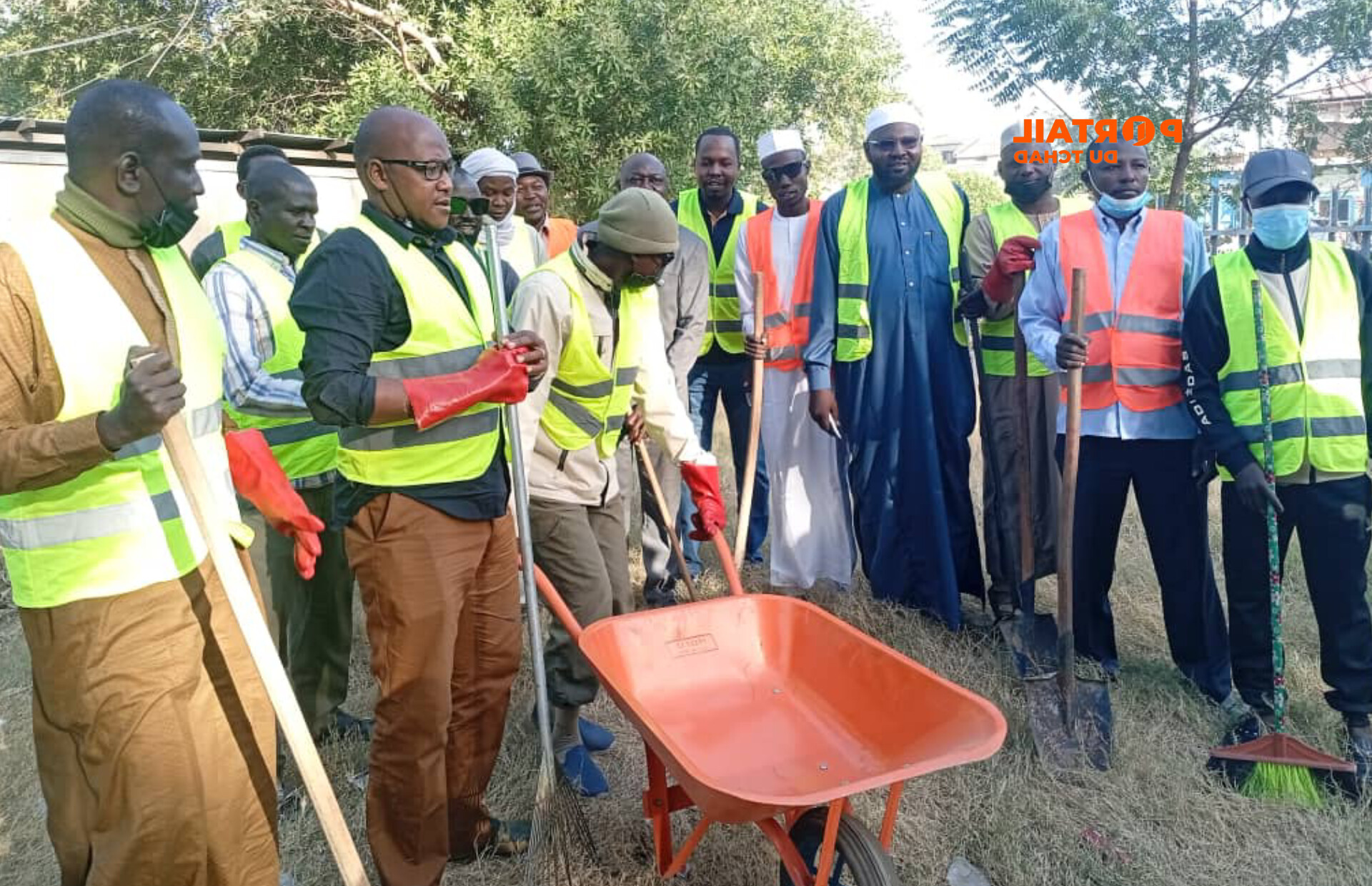 Une journée de salubrité au Ministère de l’Éducation : Le SET de N’Djamena s’engage pour un environnement propre