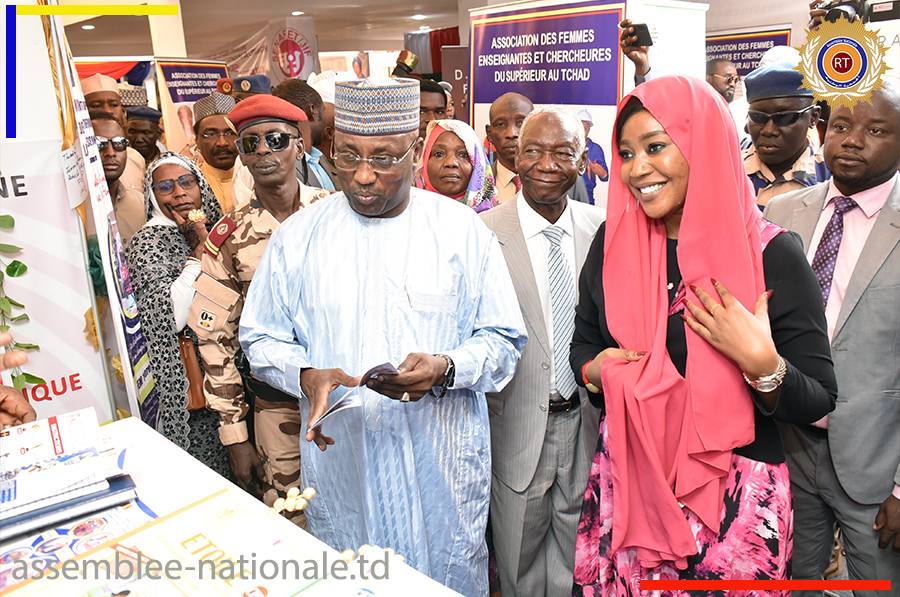 Le Président de l’Assemblée nationale visite le salon dédié à la femme à l’occasion de la SENAFET 2025