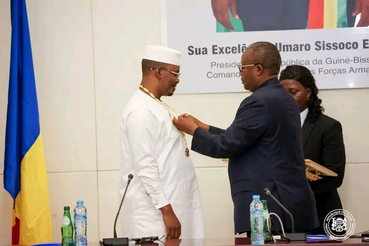 Le Maréchal Mahamat Idriss Déby Itno décoré de la Médaille Amílcar Cabral