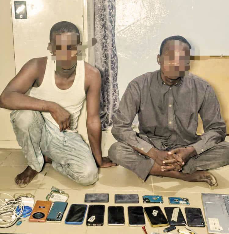 Un réseau de revente de téléphones volés démantelé à N’Djamena : deux présumés techniciens interpellés
