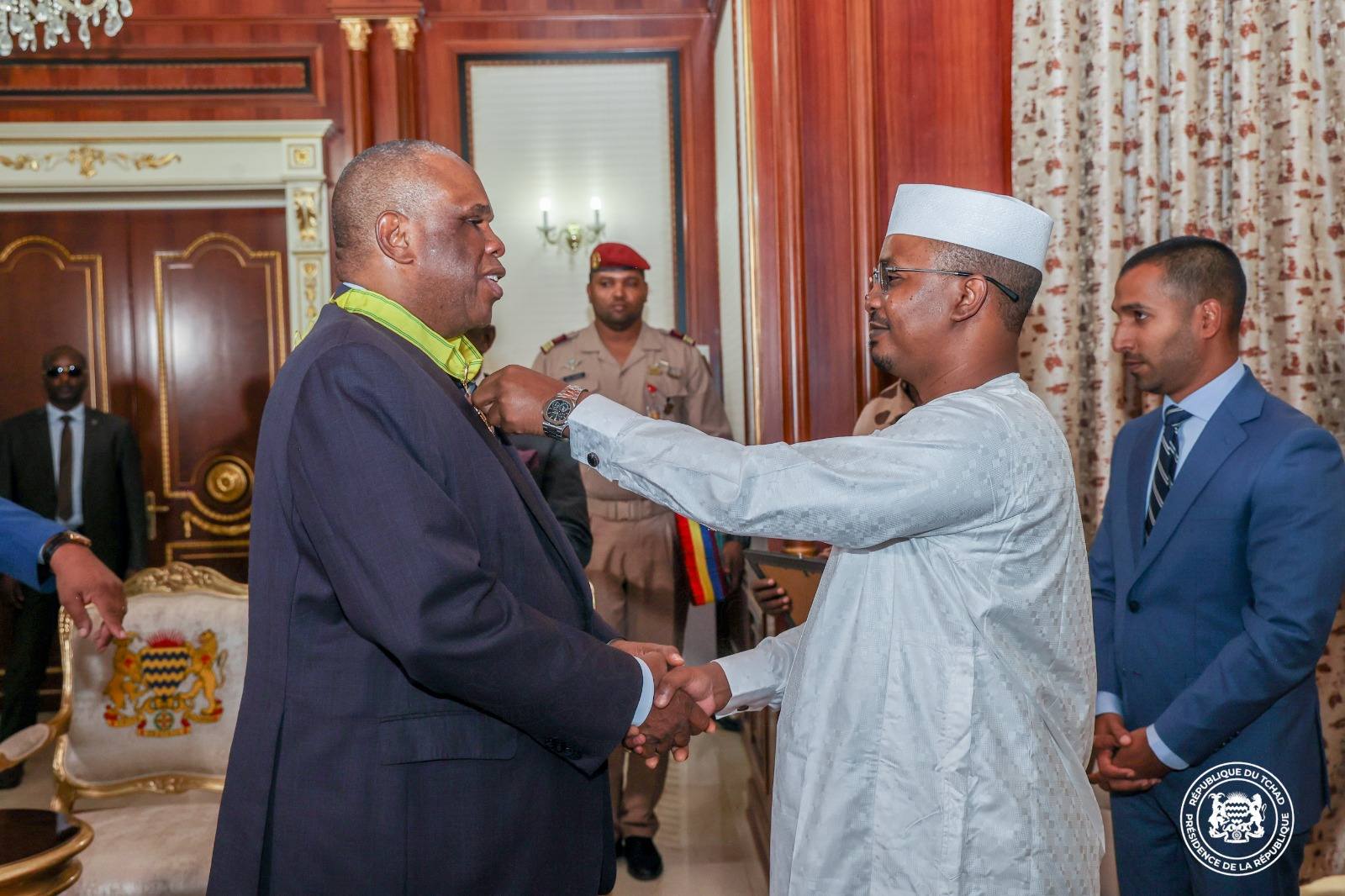 Le Président Mahamat Idriss Deby Itno décore le Professeur Benedict Oramah, Président d’Afreximbank