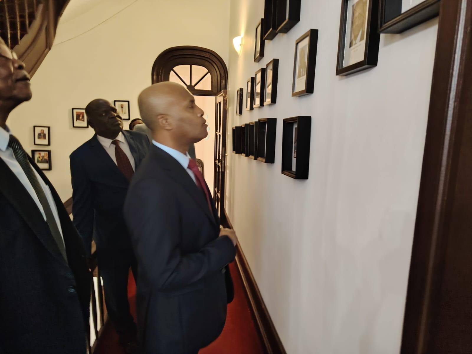 Le Ministre d’État Dr Abdoulaye Sabre Fadoul en visite à l’ambassade du Tchad à Bruxelles : entre solidarité et évaluation des dégâts