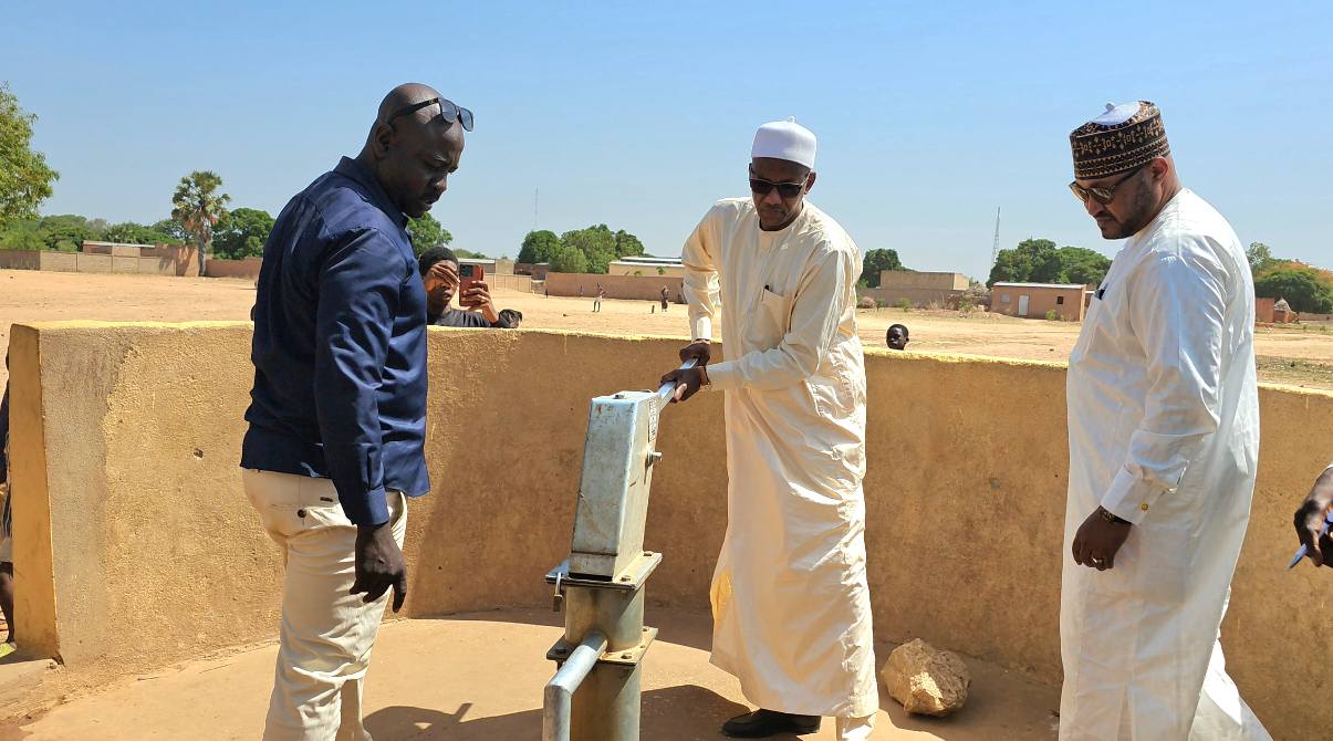 Visite de terrain du Secrétaire d’État dans le Mayo-Kebbi Ouest : Suivi des chantiers scolaires en cours