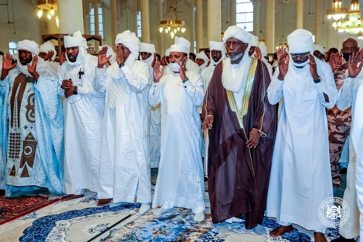 Aïd Al-Adha : Le Président Mahamat Idriss Deby Itno prend part à la grande prière à la mosquée Roi Fayçal