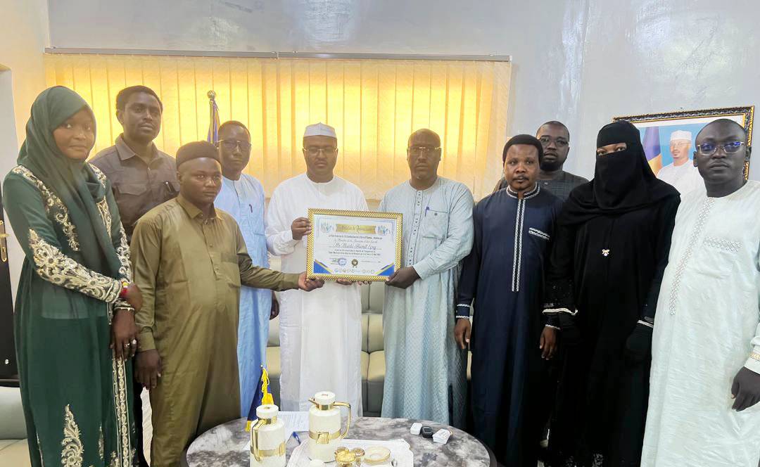 Tchad : Le Ministre Maïdé Hamit Lony honoré par les jeunes de N’Djamena pour son engagement dans l’inauguration du Stade Olympique