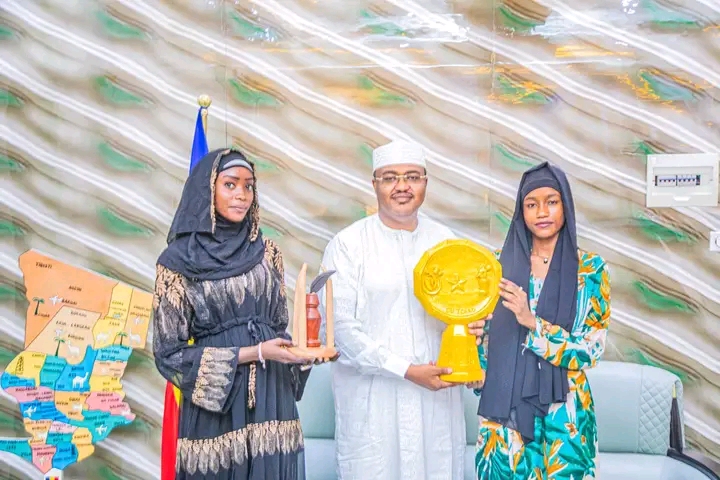 Khadija Abachou Moustapha reçue par le Ministre après sa performance à la Coupe mondiale de slam