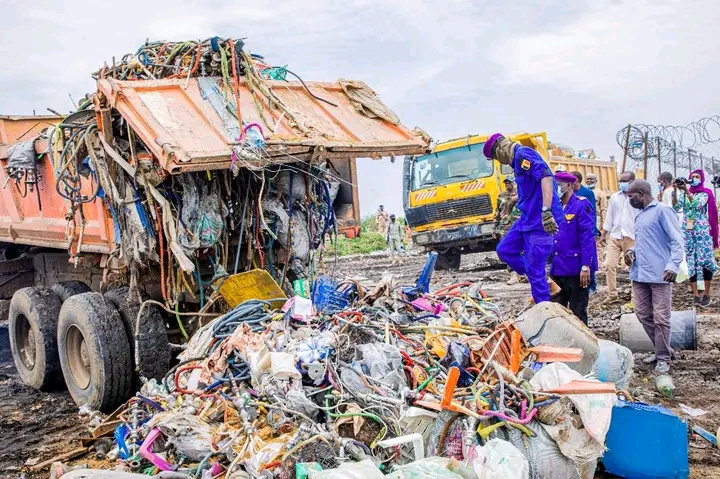 Lutte contre les produits illicites : Plus de 1800 bouteilles de chicha et des tonnes de produits périmés incinérés à N’Djamena