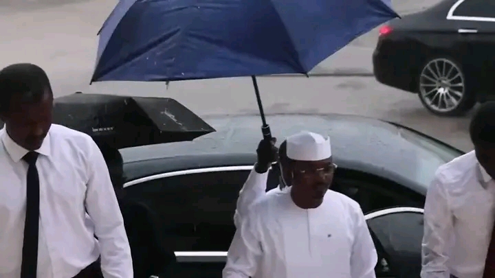 Le Maréchal Déby Itno brave la pluie pour se rendre au travail : un geste symbolique fort