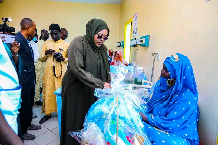 La Ministre Zara Mahamat Issa au chevet des patients à l’Hôpital moderne de la Mère et de l’Enfant