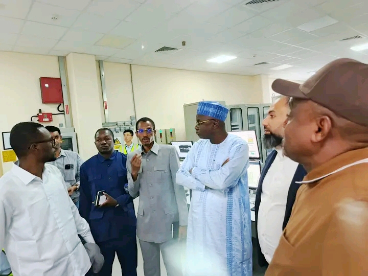 Le Ministre tchadien de l’Énergie en visite à la centrale solaire géante d’Aldhafra