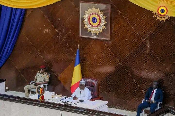 Les députés examinent la révision technique de la Constitution de 2023