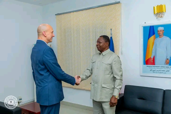 Rencontre bilatérale : Le Premier ministre ALLAH MAYE Halina échange avec le Chargé d’affaires de l’Ambassade des États-Unis