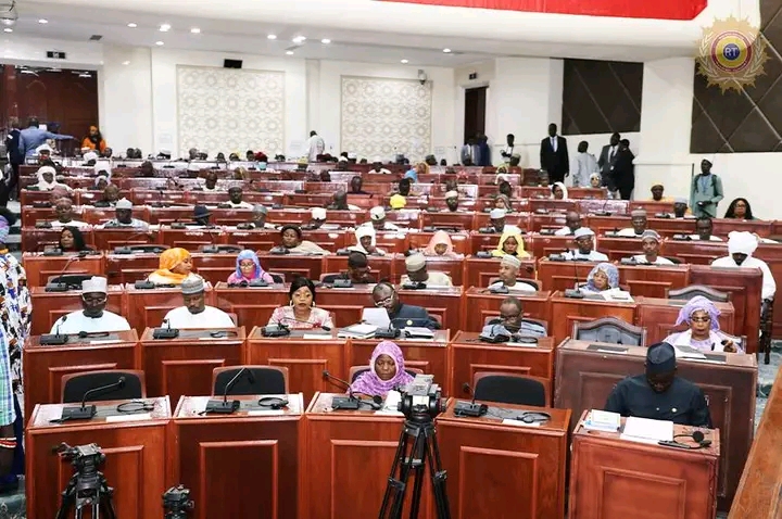 Adoption du Règlement Intérieur du Congrès : les parlementaires en séance plénière