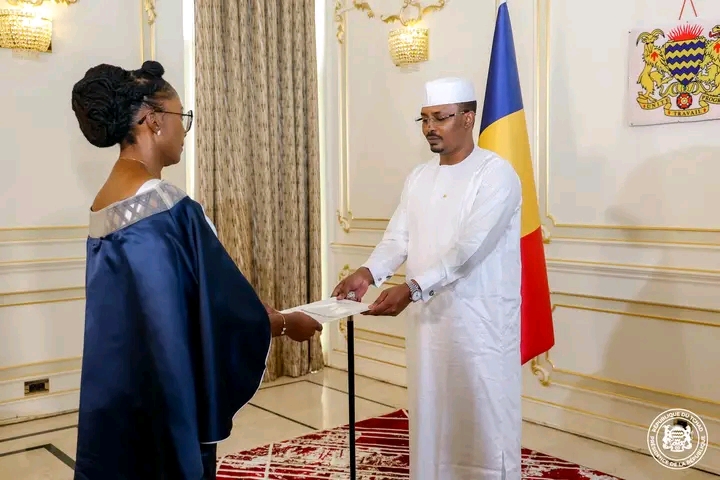 Diplomatie : Le Maréchal Mahamat Idriss Déby Itno reçoit les lettres de créance de deux nouveaux diplomates