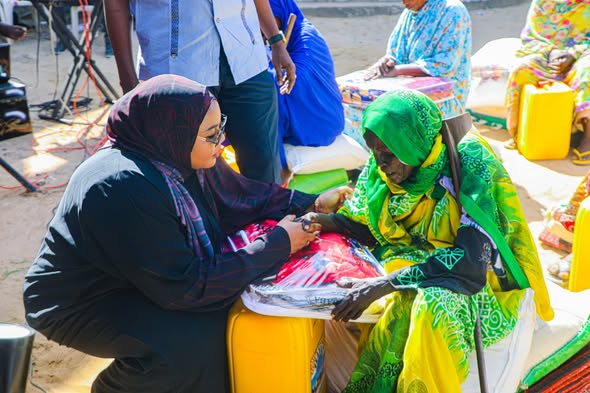 La Ministre Zara Mahamat Issa au chevet des personnes déficientes visuelles du 4e arrondissement