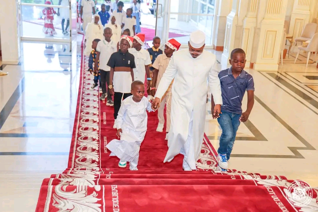 Noël 2025 : le Président de la République partage un moment de communion avec des enfants orphelins au Palais Toumaï