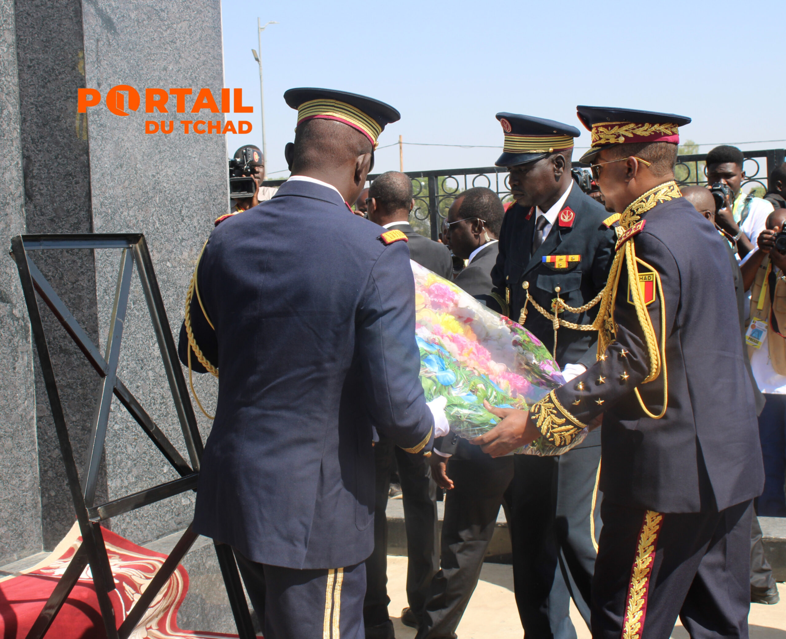 Le Maréchal Mahamat Idriss Déby Itno préside le défilé du 35ᵉ anniversaire de la Journée de la Liberté et de la Démocratie