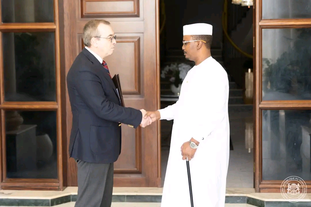 Coopération Tchad–France : le Président Mahamat Idriss Déby Itno reçoit l’Ambassadeur Éric Gérard