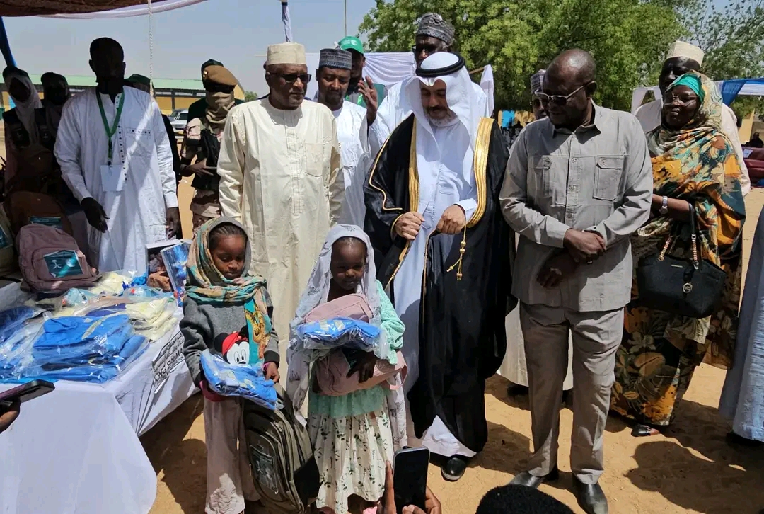 Tchad : Le Centre Roi Salman offre 5 750 tables-bancs et des kits scolaires à 23 000 élèves