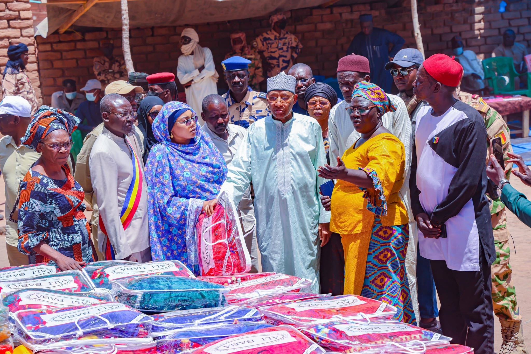 Logone Occidental : la ministre Zara Mahamat Issa apporte le soutien de l’État aux victimes de l’incendie de Dadjilé