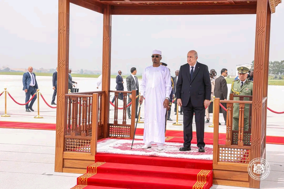 Escorte aérienne et honneurs militaires : Alger accueille&nbsp; le Maréchal Mahamat Idriss Déby Itno avec faste