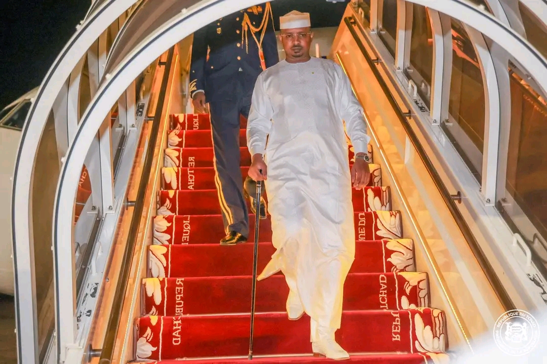 Retour du Chef de l’État à N’Djaména après une visite officielle en Algérie