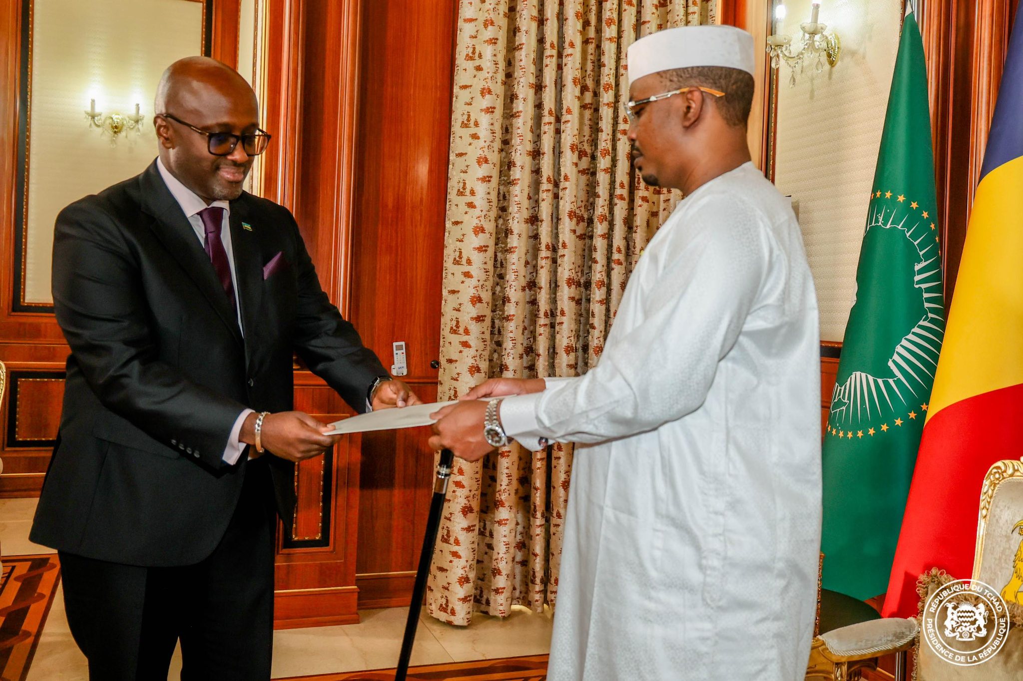 Diplomatie : le Maréchal Mahamat Idriss Déby  Itno reçoit l’émissaire de Paul Kagame