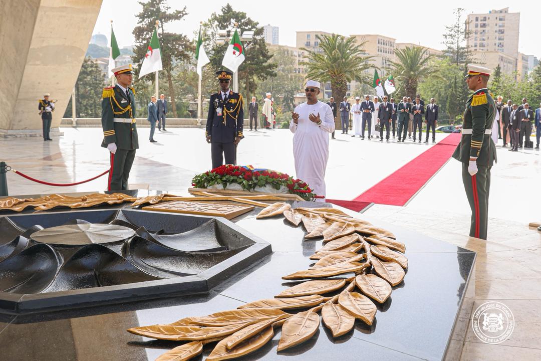 À Alger, le Maréchal Mahamat Idriss Déby Itno rend hommage aux martyrs et scelle une mémoire partagée