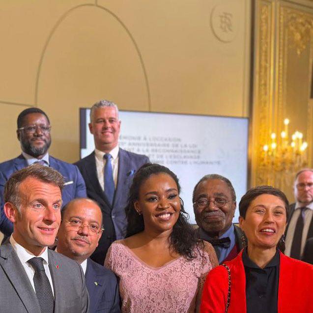 Paris : l’ambassadrice du Tchad offre son livre « Confidences » à Emmanuel Macron lors d’une cérémonie mémorielle