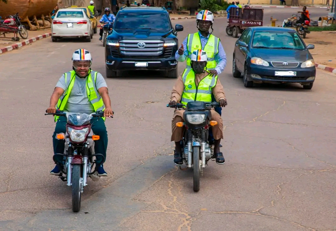 N’Djaména lance l’identification des moto-taxis pour renforcer la sécurité et la mobilité urbaine