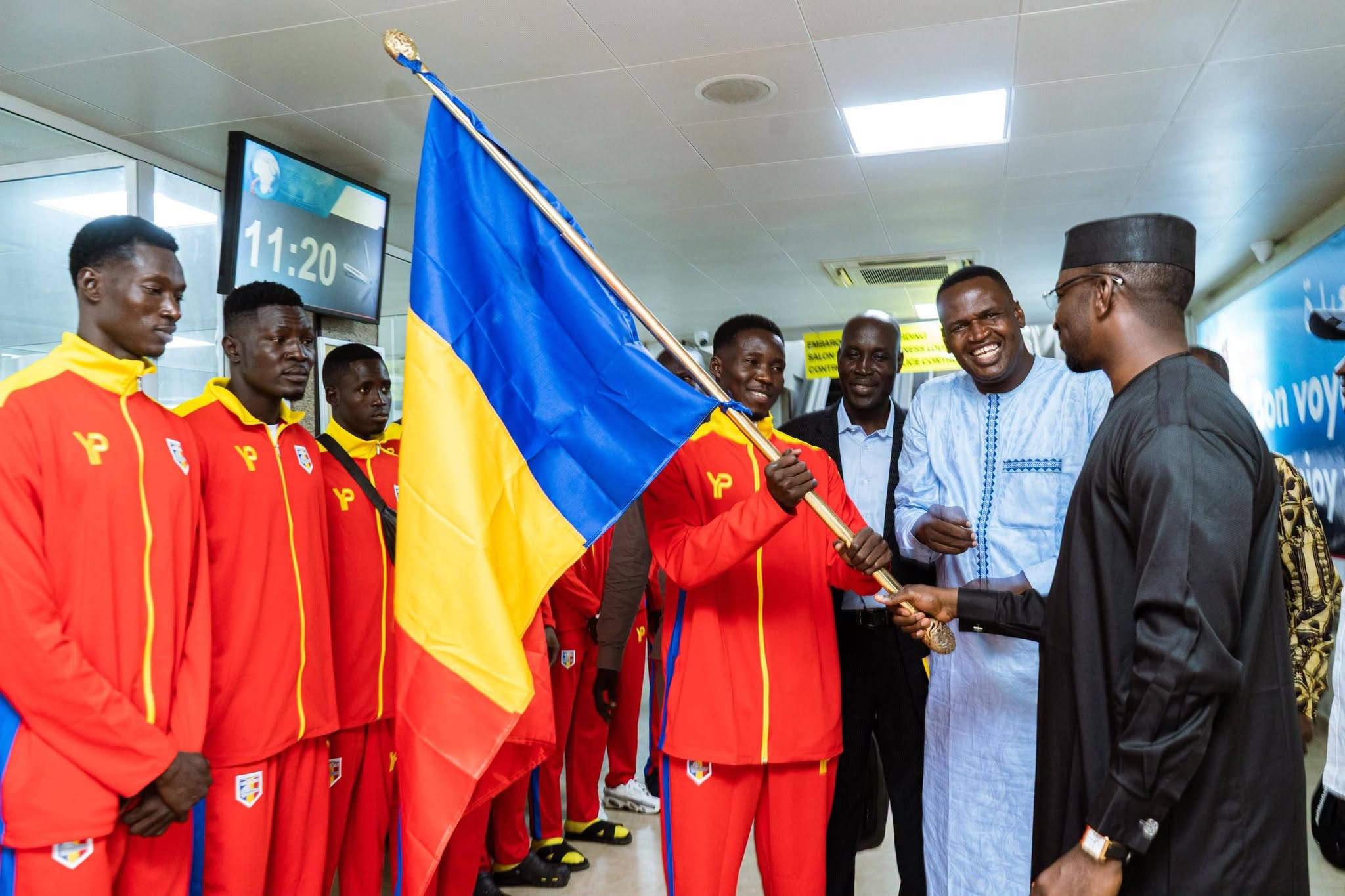 Volleyball : le ministre Naïr Abakar remet le drapeau national à la sélection tchadienne